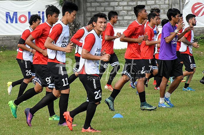 Pemain Bali United mengikuti sesi latihan pagi di Lapangan Trisakti, Legian, Rabu (6/12/2017).