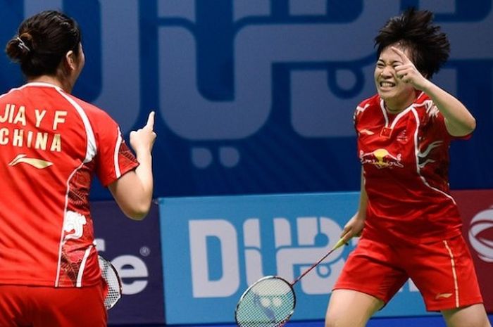 Pasangan ganda putri China, Chen Qingchen (kanan)/Jia Yifan, merayakan kemenangan mereka atas pasangan Korea Selatan, Chang Ye-na/Lee So-hee, pada babak semifinal World Superseries Finals di Hamdan Sports Complex, Dubai, Sabtu (17/12/2016).