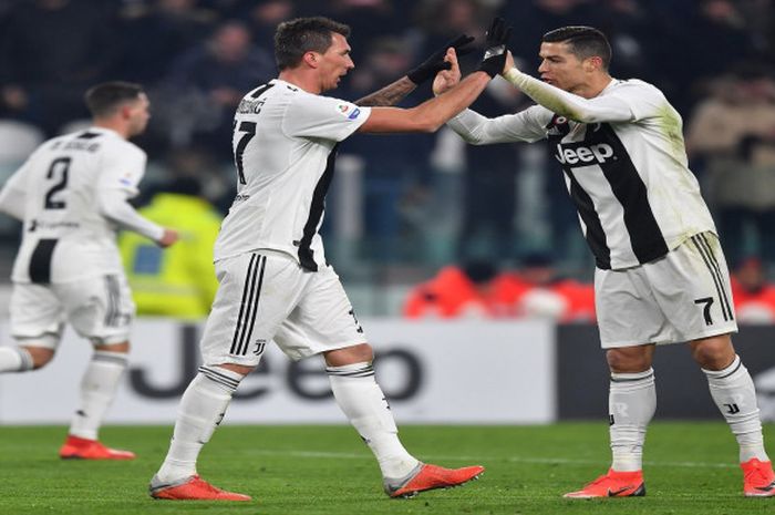 Dua pemain Juventus, Cristiano Ronaldo dan Mario Mandzukic, merayakan kemenangan dalam laga Liga Italia melawan AS Roma di Stadion Allianz, Turin pada 22 Desember 2018.