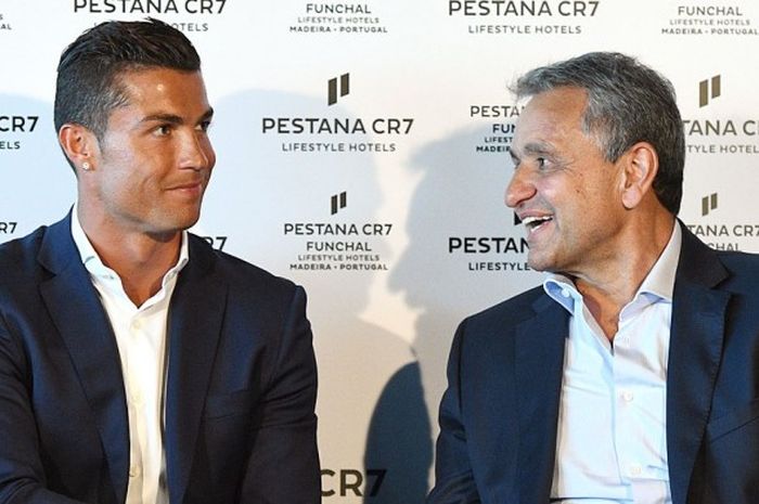 Cristiano Ronaldo dan pemilik Pestana Hotel Group, Dionisio Pestana, ketika meresmikan Hotel Pestana CR7, di Funchal, Madeira.