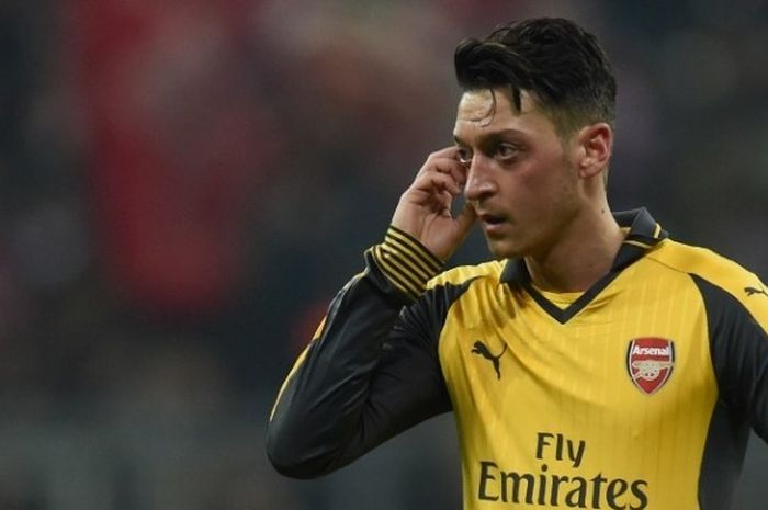 Ekspresi Mesut Oezil setelah Arsenal takluk 1-5 dari Bayern Muenchen pada partai pertama babak 16 besar Liga Champions di Allianz Arena, Rabu (15/2/2017).