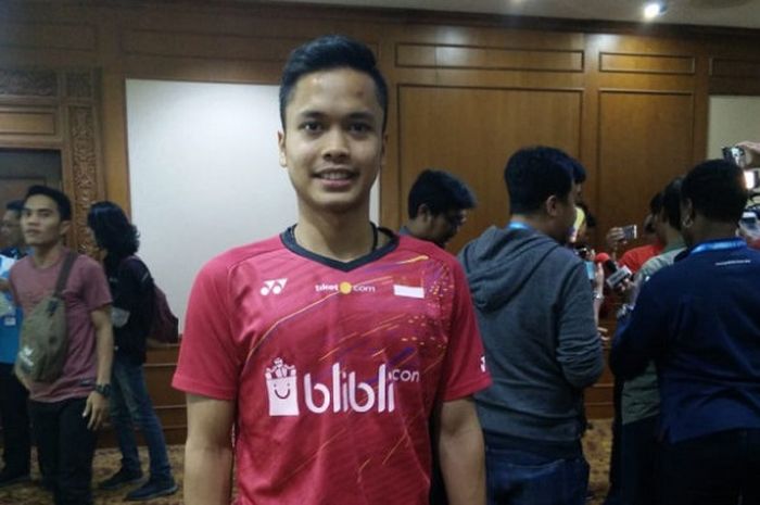 Pebulu tangkis tunggal putra Indonesia, Anthony Sinisuka Ginting, berpose setelah sesi konferensi pers jelang Indonesia Open 2018 di Hotel Sultan, Jakarta, Senin (2/7/2018).