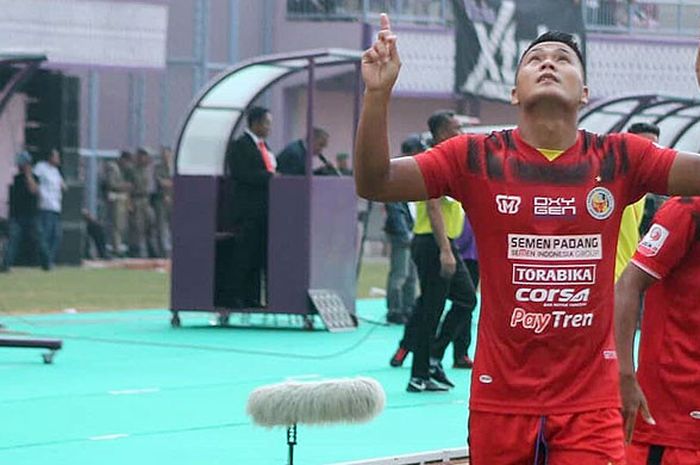 Striker Semen Padang, Rizki Novriansyah, melakukan selebrasi seusai mencetak gol ke gawang Persitara Tangerang dalaga lanjutan Liga 2 di Stadion Benteng Taruna, Tangerang, Rabu (5/9/2018).