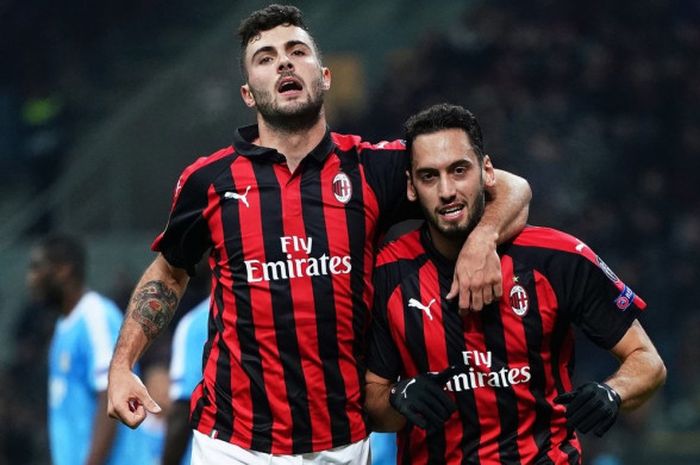 Ekspresi pemain AC Milan, Hakan Calhanoglu (kanan) dan Patrick Cutrone, dalam laga Grup F Liga Europa melawan F91 Dudelange di Stadion San Siro, Milan, Italia pada 29 November 2018.