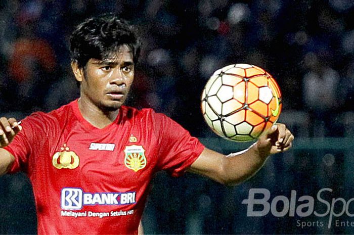 Pemain sayap Bhayangkara FC, Ilham Udin Armayn, melakukan lemparan ke dalam saat melawan PSCS Cilacap dalam laga Cilacap Cup 2017 di Stadion Wijayakusuma Cilacap, Jawa Tengah, Jumat (24/03/2017).