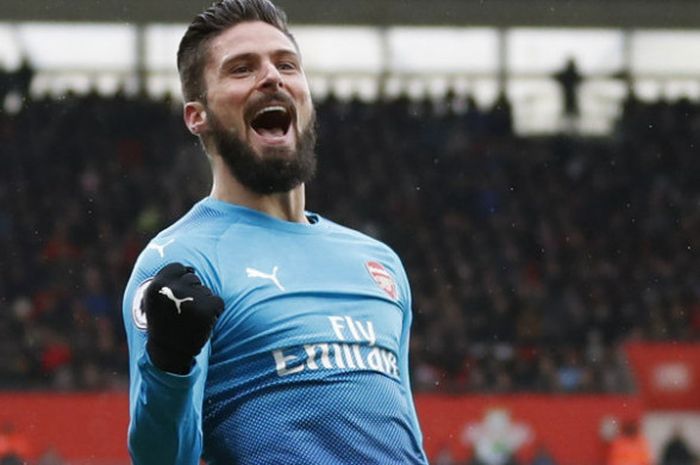 Striker Arsenal, Olivier Giroud, melakukan selebrasi setelah emnjebol gawnag Southampton dalam pertandingan Minggu (10/12/2017)