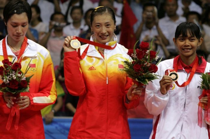 Dari kiri ke kanan, Maria Kristin (Indonesia), Zhang Ning (China) dan Xie Xingfang (China) di podium Olimpiade Beijing 2008