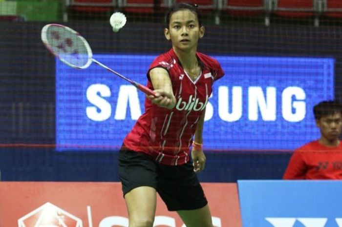 Pebulu tangkis tunggal putri Indonesia, Dinar Dyah Ayustine, sedang berusaha mengembalikan kok ketika bermain pada babak pertama Thailand Masters di Nimibutr Stadium, Selasa (9/2/2016).