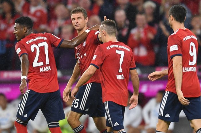 Penyerang Bayern Muenchen, Thomas Mueller (kedua dari kiri), merayakan gol yang dicetak ke gawang Hoffenheim dalam laga Liga Jerman di Stadion Allianz Arena, Muenchen pada 24 Agustus 2018.