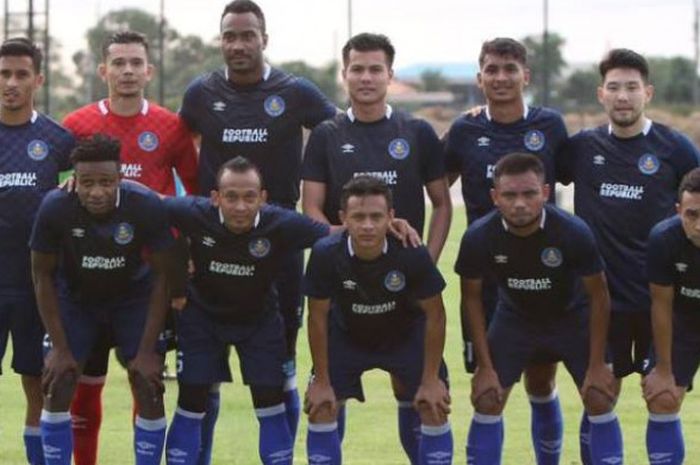 Pemain sayap asal Indonesia, Saddil Ramdani (depan, dua dari kanan) bersama pemain Pahang FA lainnya jelang uji coba kontra Visakha FC di Buriram Training Centre, Thailand, 8 Januari 2019. 