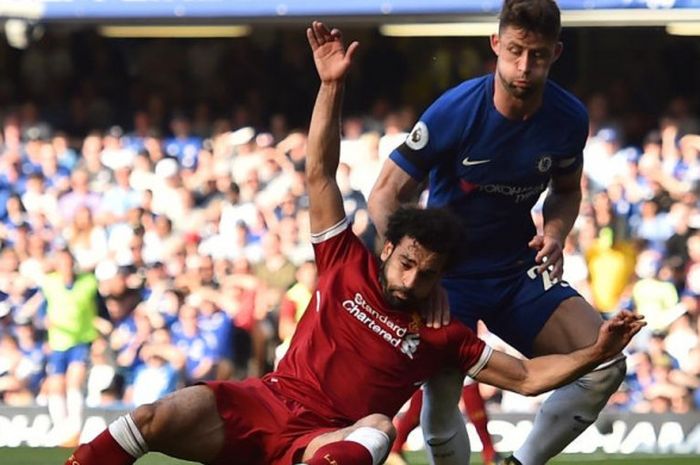 Penyerang Liverpool FC, Mohamed Salah (depan), dijaga ketat oleh bek Chelsea, Gary Cahill, dalam partai Liga Inggris di Stamford Bridge Stadium, London, 6 Mei 2018.