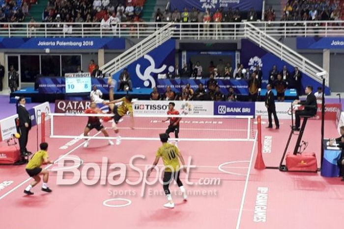 Suasana saat tim pertama sepak takraw Indonesia bertemu Malaysia di semifinal nomor tim regu putra di GOR Ranau Jakabaring pada Selasa (21/8/2018).