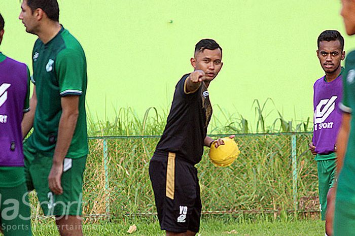 Asisten pelatih, Yusuf Prasetyo, saat memimpin latihan terakhir PSMS Medan, Kamis (12/4) sore di Stadion Kebun Bunga menjelang keberangkatan ke Magelang menghadapi PSIS Semarang.
