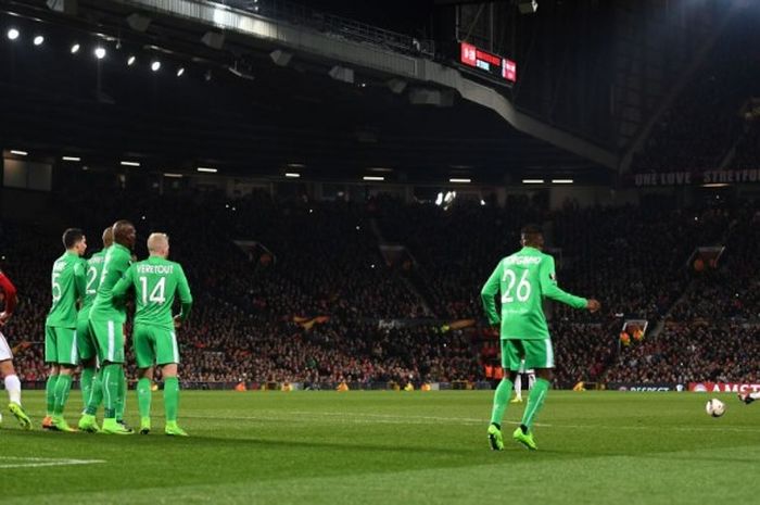 Penyerang Manchester United, Zlatan Ibrahimovic, mencetak gol tendangan bebas ke gawang Saint-Etienne dalam laga leg pertama babak 32 besar Liga Europa di Stadion Old Trafford, Manchester, Inggris, 16 Februari 2017.