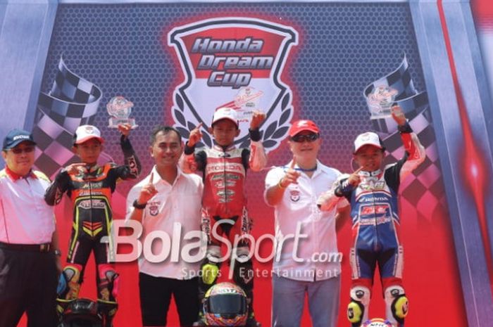 Para pemenang kelas Honda Bebek 150cc Std.Pemula U-12 saat berdiri di atas podium dan menerima trofi Honda Day Race seri Surabaya 2018 di Sirkuit Internasional Gelora Bung Tomo, Minggu (16/9/2018).