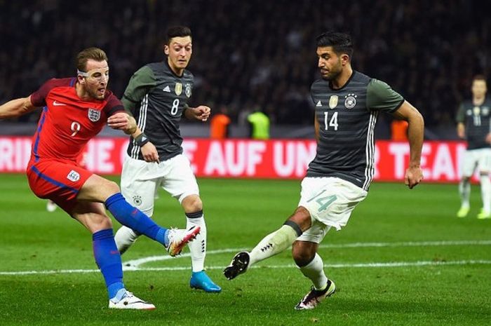 Striker Inggris, Harry Kane, mencetak gol ke gawang Jerman dalam laga uji coba di Olympiastadion Berlin, 26 Maret 2016