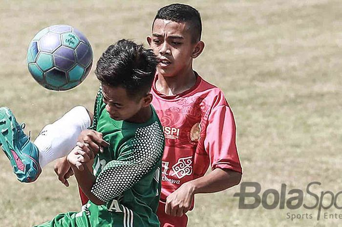 Pemain tim Yogyakarta (belakang) berebut bola dengan pemain tim Sulawesi Tenggara dalam final Piala Menpora U-14 2017 yang diselenggarakan di Magelang, 5-9 September 2017.
