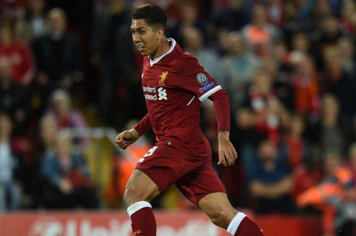 Penyerang Liverpool, Roberto Firmino, merayakan gol ke gawang Hoffenheim dalam partai play-off Liga Champions di Anfield, 23 Agustus 2017.