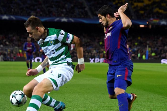 Striker FC Barcelona, Luis Suarez (kanan), berduel dengan bek Sporting CP, Sebastien Coates, dalam laga Grup D Liga Champions di Stadion Camp Nou, Barcelona, Spanyol, pada 5 Desember 2017.