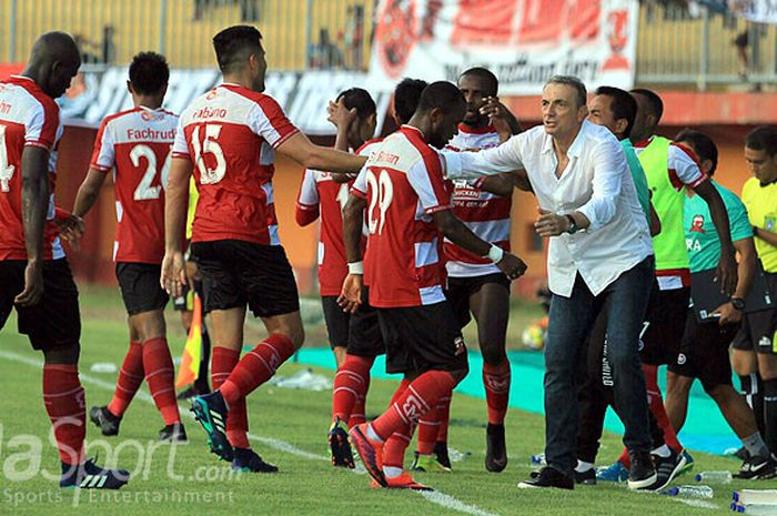 Pelatih Madura United, Milomir Seslija, menyambut pemainnya usai mengalahkan Arema FC dalam laga pekan kelima Liga 1 2018  di Stadion Gelora Ratu Pamelingan, Pamekasan, Sabtu (21/4/2018).