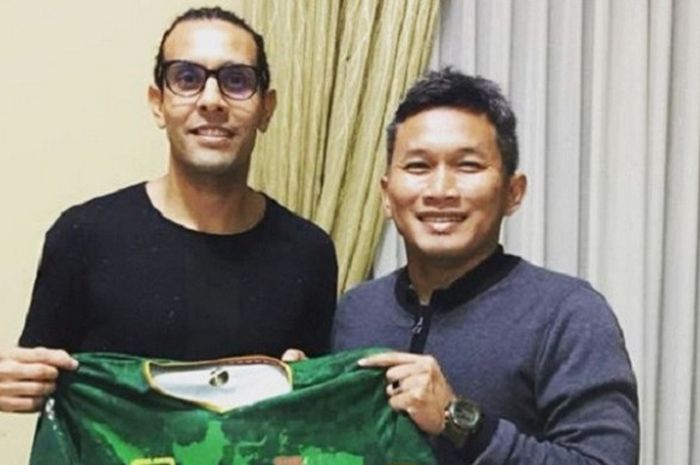 Playmaker asal Argentina, Gustavo Lopez bersama pelatih Rudy Eka Priyambada setelah dikontrak PS Tira untuk musim 2018. 