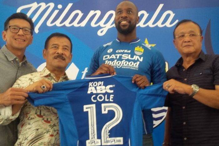 Carlton Cole saat diperkenalkan manajemen Persib kepada awak media di Graha Persib, Jalan Sulanjana, Kota Bandung, Kamis (30/3/2017). Pemain asal Inggris ini memilih menggunakan nomor punggung 12.