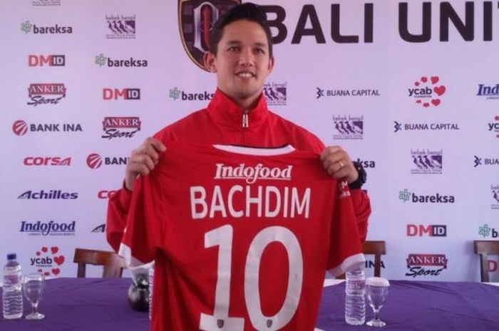 Irfan Bachdim memegang jersey Bali United pada sesi perkenalan dengan media di Restoran Bebek Bengil, di Jalan Raya Kuta, di Tuban, Bali (12/1/2017).