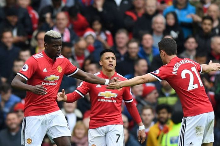      Gelandang Manchester United, Paul Pogba, merayakan gol yang ia cetak ke gawang Arsenal bersama Ander Herrera dan Alexis Sanchez pada laga Liga Inggris di Stadion Old Trafford, Manchester, Minggu (29/4/2018).        