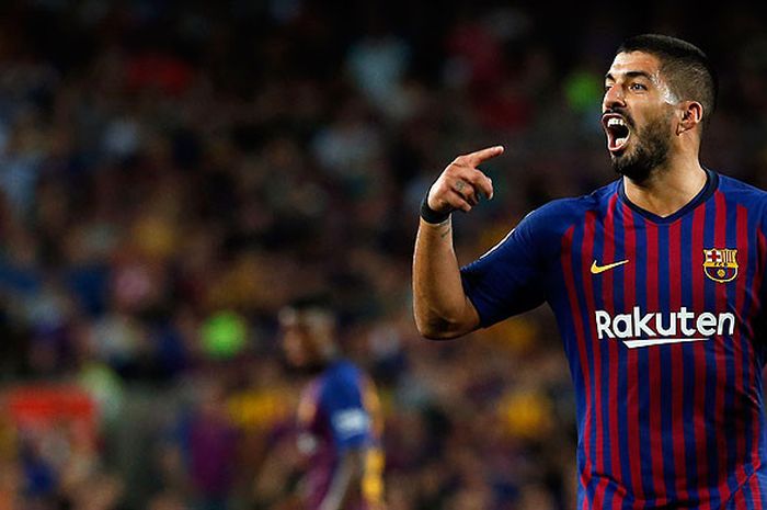 Striker Barcelona, Luis Suarez, memprotes hakim garis saat Barcelona melawan Girona dalam laga lanjutan Liga Spanyol 2018-2019 di Stadion Camp Nou, Barcelona, pada 23 September 2018.