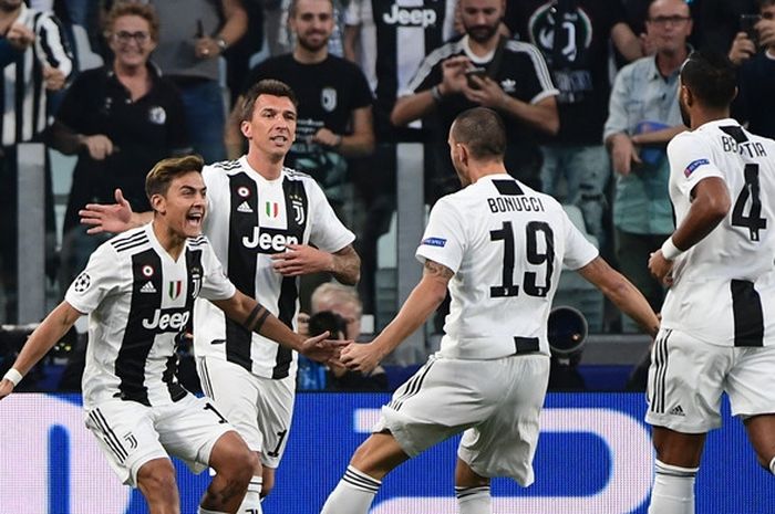 Penyerang Juventus, Paulo Dybala (kiri), merayakan gol yang dicetak ke gawang Young Boys dalam laga Grup H Liga Champions di Juventus Stadium, Turin, Italia pada 2 Oktober 2018.