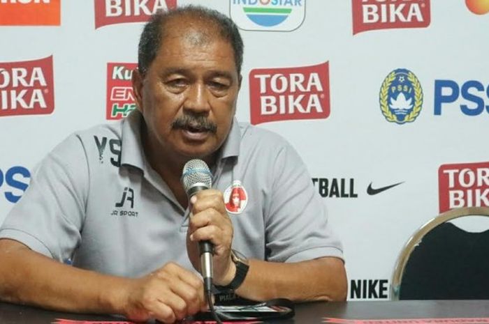 Pelatih Perseru, Yusak Sutanto memberikan keterangan seusai timnya menghadapi Madura United pada laga kedua Grup E Piala Presiden 2017 di Stadion Gelora Ratu Pamelingan, Pamekasan, Selasa (14/2/2017) malam. 