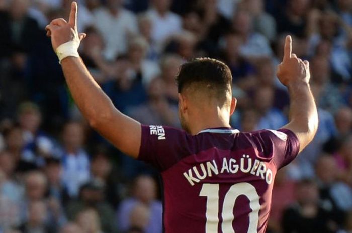 Reaksi Sergio Aguero saat merayakan gol Manchester City ke gawang Brighton & Hove Albion dalam laga Liga Inggris di Amex Stadium, 12 Agustus 2017.