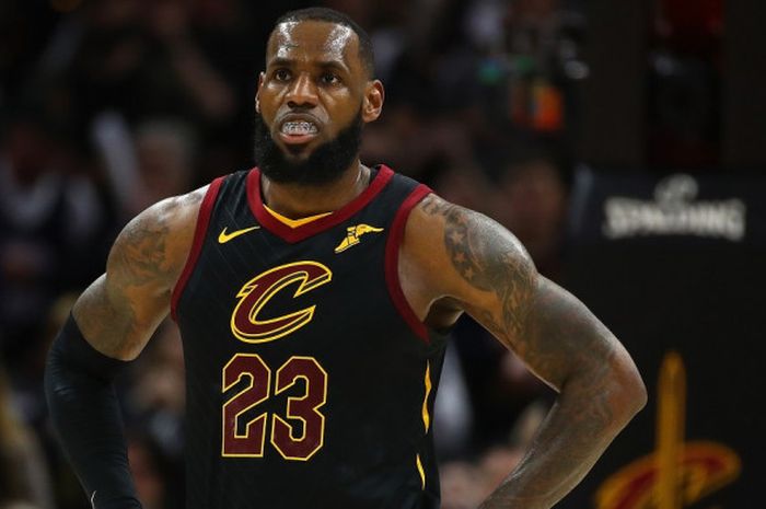 Pebasket megabintang Cleveland Cavaliers, LeBron James, saat membela timnya pada gim kesatu babak pertama play-off Wilayah Timur NBA 2018 melawan Indiana Pacers di Quicken Loans Arena, Cleveland, Ohio, Amerika Serikat, Minggu (15/4/2018). Cavaliers kalah 80-98 dari Pacers.