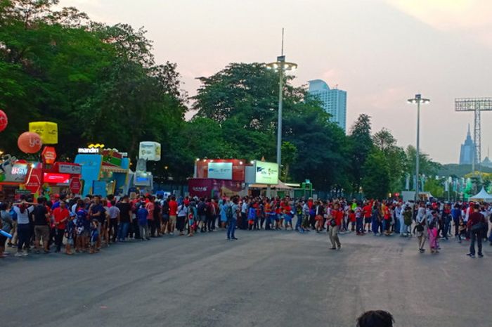 Pemandangan antrean penonton yang ingin memasuki Stadion Utama Gelora Bung Karno, Senayan, Jakarta, melalui Pintu 2 untuk menyaksikan cabang atletik Asian Games 2018 pada Minggu (26/8/2018).