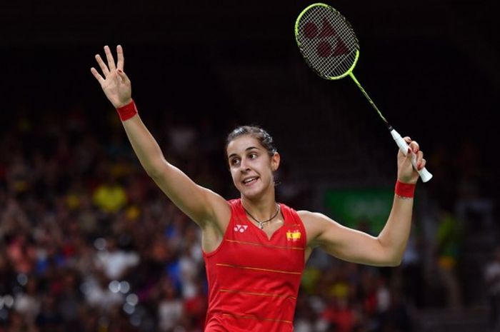 Pebulu tangkis tunggal putri Spanyol, Carolina Marin, melambaikan tangan ke arah penonton setelah memenangi laga semifinal melawan Li Xuerui (China) dengan skor 21-14, 21-16 di Riocentro Pavilion 4, Rio de Janeiro, Brasil, Kamis (18/8/2016).