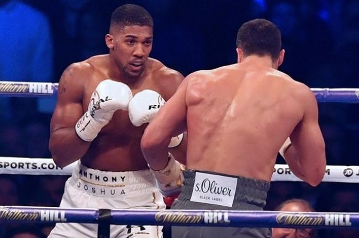 Petinju Inggris, Anthony Joshua (kiri), sedang bertarung dengan Wladimir Klitschko (Ukraina) pada laga yang diselenggarakan di Stadion Wembley, London, Sabtu (29/4/2017).