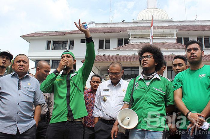 Wakil wali kota Medan, Ir. Akhyar Nasution (kemeja putih/tengah) bergabung bersama kelompok suporter PSMS Medan dalam demo di kantor Wali Kota Medan, Kamis (14/12/2017).