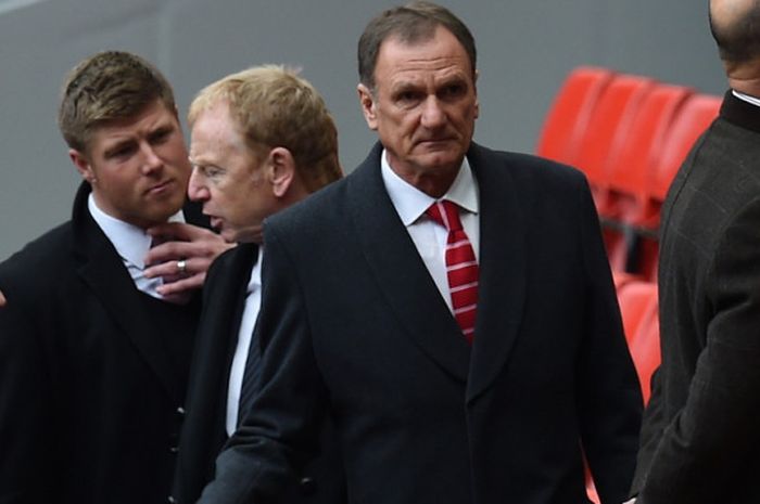 Mantan bek Liverpool FC dan tim nasional Inggris, Phil Thompson (kedua dari kanan), saat menghadiri peringatan ke-27 tragedi Hillsborough di Stadion Anfield, Liverpool, Inggris, pada 15 April 2016. 