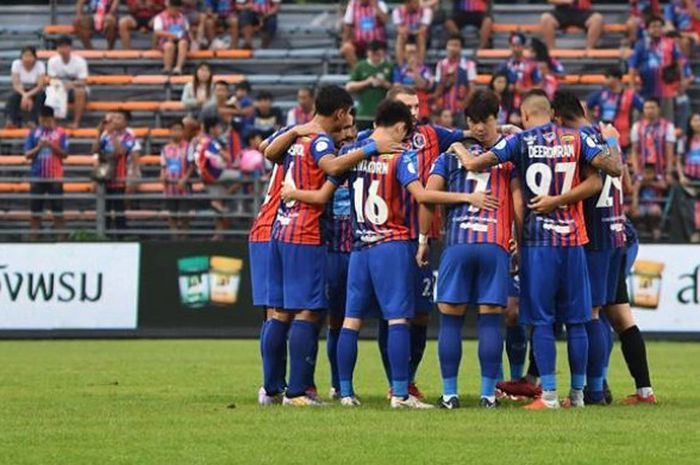 Para pemain Port FC berdoa sebelum melanjutkan laga pada babak kedua kontra Nakhon Ratchasima pada lanjutan Liga Thailand 1 2018 di Stadion PAT, Bangkok, 15 September 2018. 