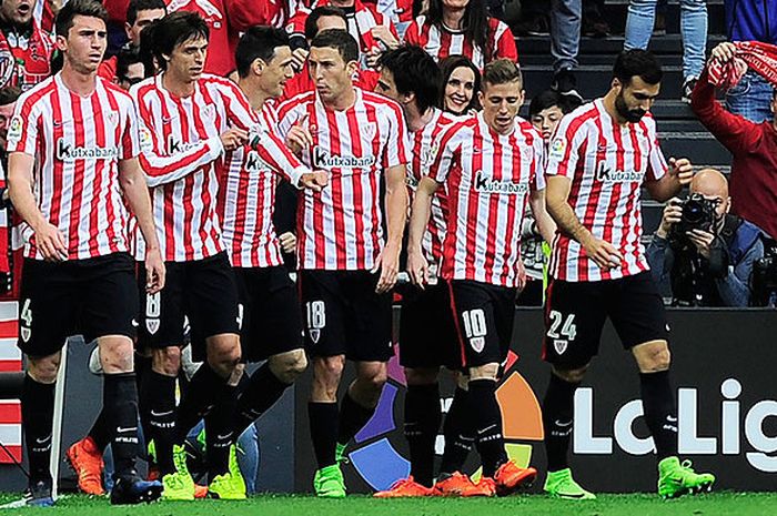 Pemain Athletic Bilbao merayakan gol yang dicetak Aritz Aduriz (ketiga dari kiri) saat melawan Real Madrid dalam laga lanjutan Liga Spanyol 2017-2018 di Stadion San Mames, Bilbao, pada 18 Maret 2017.
