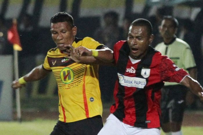 Pemain Persipura, Tinus Pae, dengan TA Musafri.