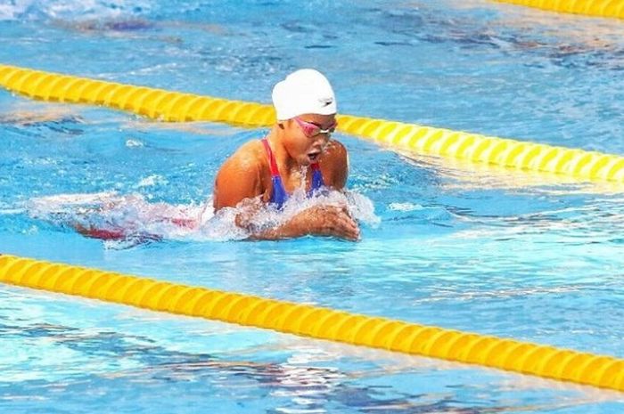 Perenang putri Indonesia, Azzahra Permatahani, turun pada kejuaraan renang internasional singapure age group swimming championship 2017 di Singapura, Kamis (16/3/2017).