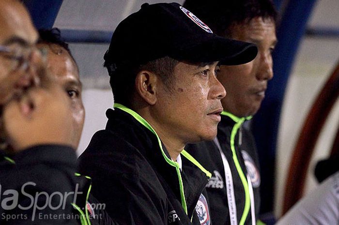 Pelatih Arema FC, Joko Susilo, mengamati jalannya laga antara Arema FC melawan Semen Padang pada pekan ke-32 Liga 1 di Stadion Kanjuruhan Malang, Jawa Timur, Sabtu (04/11/2017) malam.