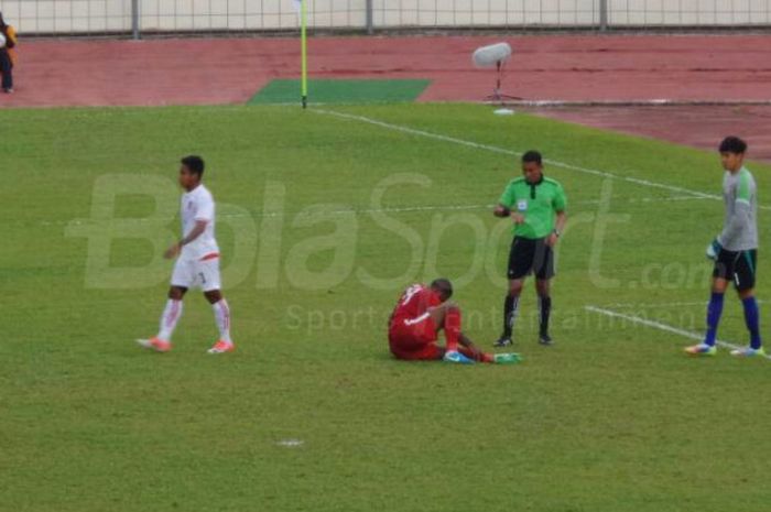 Marinus Wanewar tampak kesakitan setelah salah posisi dalam melakukan tembakan pada laga kontra Myanmar, Selasa (29/8/2017). 