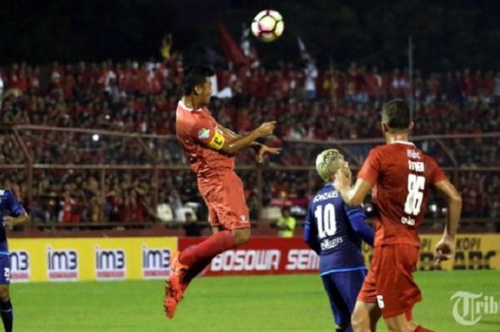 Pemain PSM Makassar berjibaku dengan pemain Arema FC dalam pertandingan lanjutan Liga 1 di Stadion Mattoangin, Rabu (10/5/2017). Kedua tim bermain imbang 0-0 pada babak pertama. 