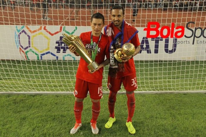 Bek senior Persija, Ismed Iskandar (kiri) dan gelandang Rodit Chan saat merayakan gelar juara Liga 1 2018 seusai mengalahkan Mitra Kukar di Stadion Utama Gelora Bung Karno, Jakarta, Minggu (9/12/2018) sore WIB.