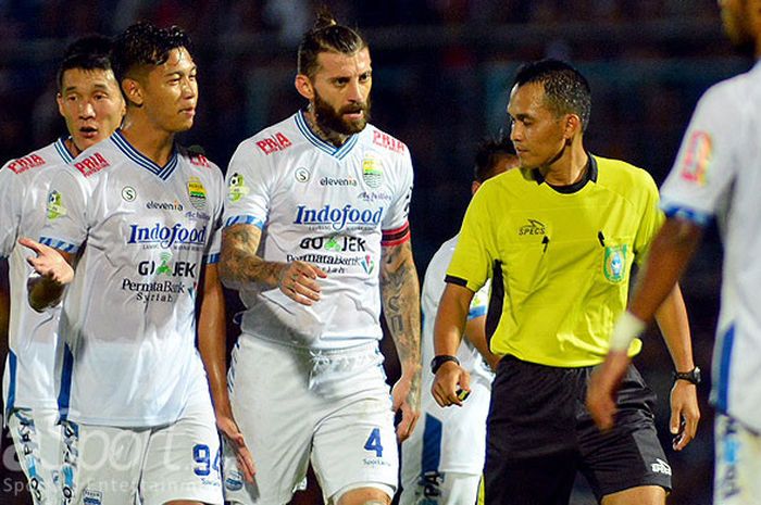   Bek Persib Bandung, M. Al Amin Syukur Sabillah (kiri) dan rekan setimnya, Bojan Malisic, memprotes keputusan wasit saat melawan Arema FC dalam laga pekan keempat Liga 1 2018 di Stadion Kanjuruhan Kabupaten Malang, Jawa Timur, Minggu (15/04/2018) malam.  