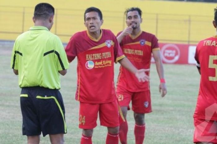 Para pemain Kalteng Putra memrotes wasit saat mereka menghadapi Persbuol di di Stadion Gawalise, Palu pada Rabu (31/8/2016) sore. 