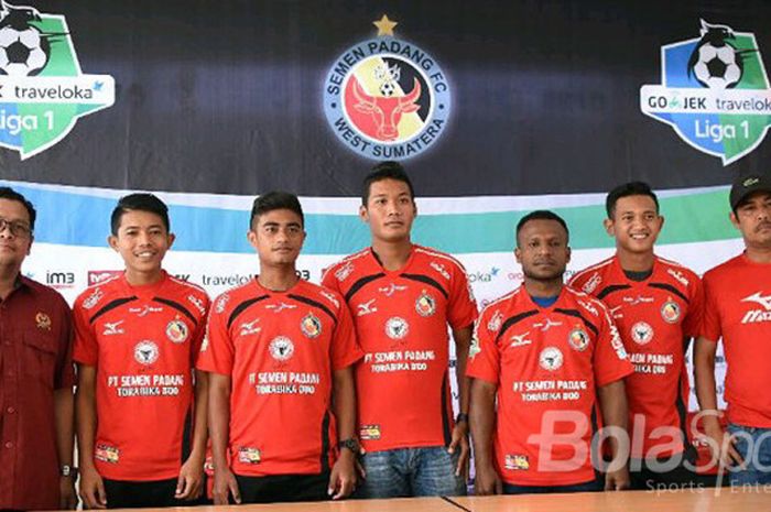 Perkenalan lima pemain Semen Padang yang baru pada putaran kedua Liga 1 2017. Para pemain diapit oleh Manajer Win Benardinho (kiri) dan pelatih Nilmaizar (kanan).