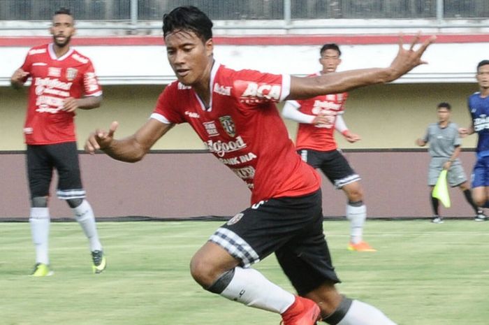 Bek kanan Bali United, I Made Andhika Wijaya memperlihatian kecepatan larinya saat berujicoba dengan